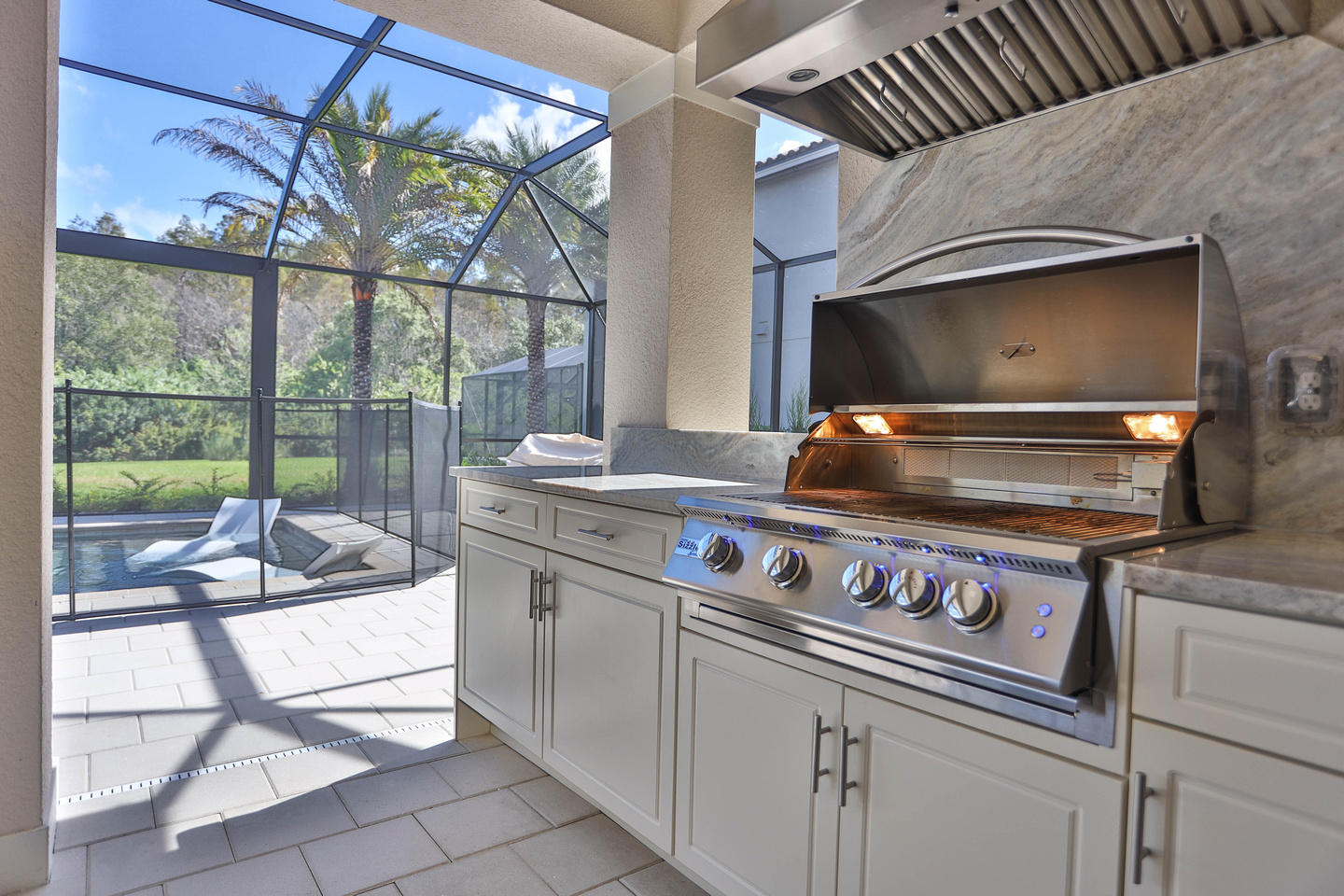 Neutral Toned Outdoor Kitchen Synergy