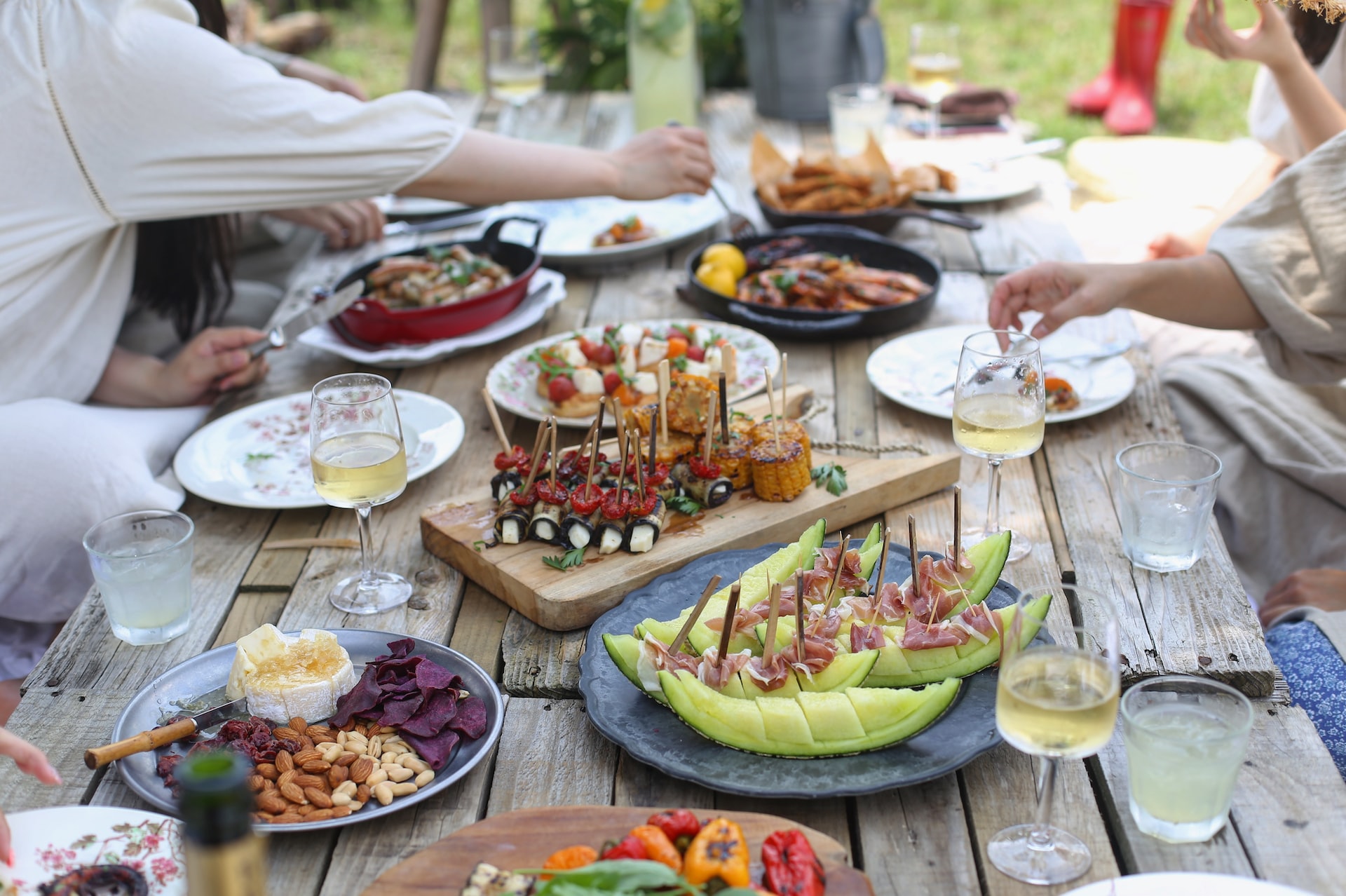 How to Host the Ultimate Outdoor Holiday Dinner