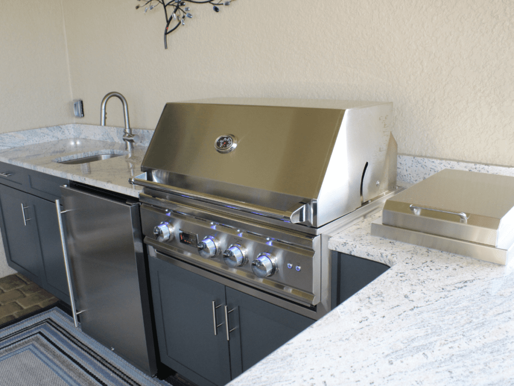 Stainless Grill in an L-Shaped Outdoor Kitchen 